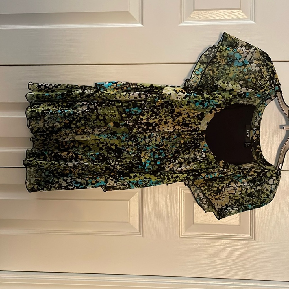 Women’s top. Apt.9
